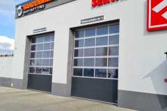 Segmentowe dwie bramy garażowe z oknami - Gorzów Wielkopolski zamontowane w serwisie samochodowym